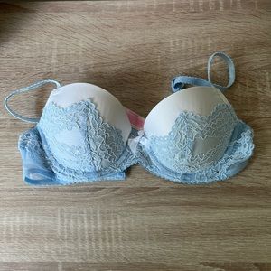 Victoria’s Secret Dream Angels lace bra size 34B.